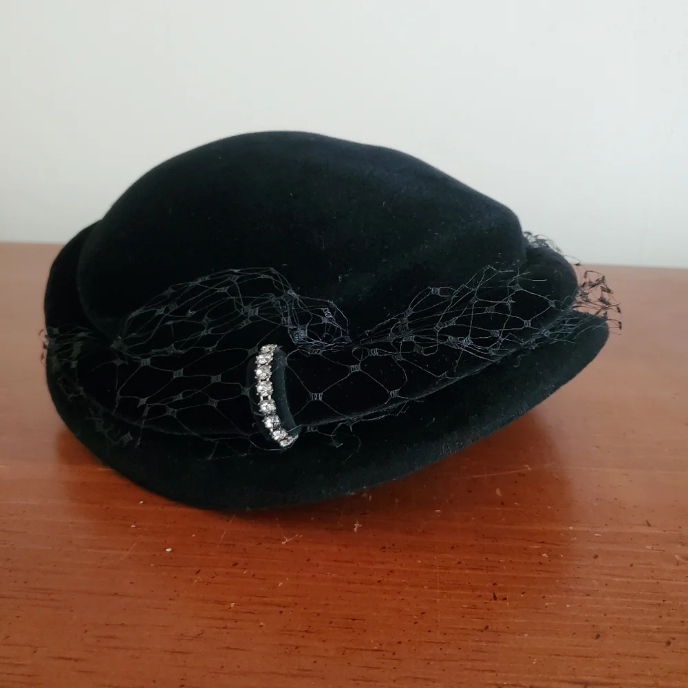 Black Vintage Hat & Evening Gloves - Picture 3 of 7